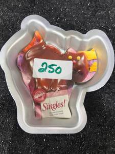 lot 250 image: Wilton Singles Cat-Shaped Personal Size Cake Pan