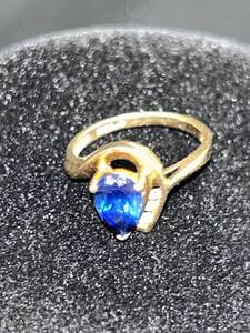 lot 275 image: 10k Gold Ring with Blue Stone 2.80g