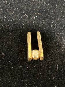 lot 279 image: Gold pendent with Round Center Stone 1.50g