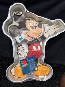 lot 302 image: Mickey Mouse Cake Pan