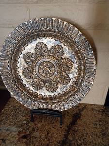lot 1013 image: Decorative Plate on Stand.  18in. diameter