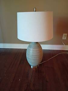 lot 1022 image: 29in tall Table Lamp.  Uses a 3 way bulb