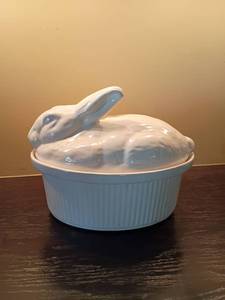 lot 1034 image: Vintage Ceramic California USA Rabbit Covered Casserole Dish