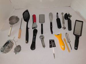 lot 1200 image: Kitchen gadget assortment