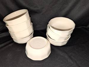 lot 1201 image: Vintage Phaltzgraff Pottery Heritage White SoupCereal Bowls