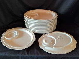 lot 1202 image: Vintage Pfaltzgraff Pottery Heritage White 12 snack trays