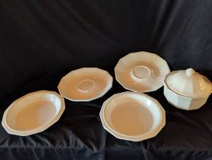 lot 1203 image: Vintage Phaltzgraff Pottery Heritage White pie pans, chip trays and more