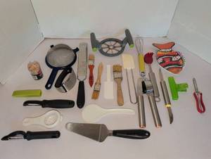 lot 1212 image: Kitchen accessories