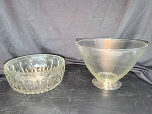 lot 1224 image: 2 Glass Bowls with Pedestal Base and Pressed Pattern