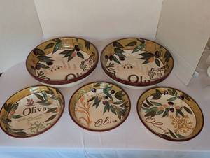 lot 1236 image: Jennifer Brinley Oliva 5-Piece bowls. 9 inch and 13 in. Matches lot 1235.