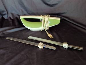 lot 1247 image: Hamilton Beach Scovill Electric Knife with Blades