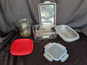 lot 1256 image: Lot of mismatched Food Storage Containers bottoms or tops