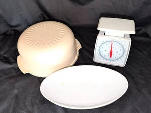lot 1260 image: Kitchen Scale and Tupperware with lid.