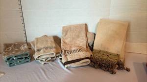lot 1307 image: Miscellaneous bathroom small towels