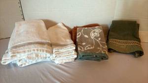 lot 1308 image: Miscellaneous bathroom small towels