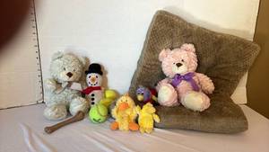 lot 1315 image: Dog Pad with dog toys and balls