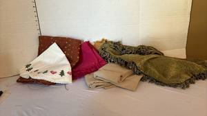 lot 1318 image: Cloth napkins, pillow covers, pillow cases and more