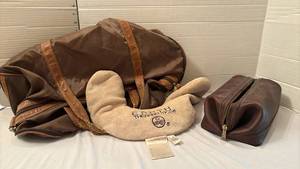 lot 1348 image: Earth Therapeutics , Dopps Bag and duffle