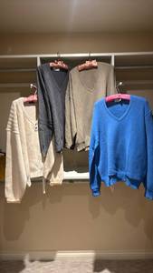 lot 1400 image: Four Mens V-Neck Knit Sweaters Assorted Colors Size L XL