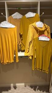 lot 1414 image: Lot of 5 Yellow Gold Knit Tops M L