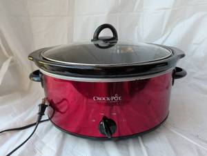 lot 2005 image: Crock-Pot slow cooker with broken lid on handle