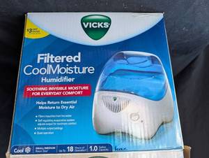 lot 2039 image: Vicks Filtered CoolMoisture Humidifier 1.0 Gallon SmallMedium