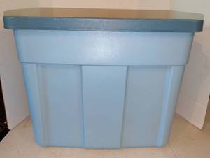 lot 2113 image: 18 gallon Rubbermaid Roughneck tote