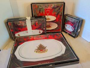 lot 2200 image: Pfaltzgraff Christmas Heritage Dinnerware Lot Oval Platter Candy Dish Tray