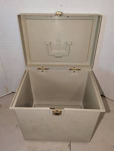 lot 2230 image: Plastic hanging folder Storage Box 11x13x10