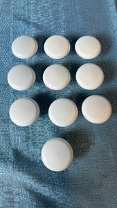 lot 2039 image: Set of 10 White Plastic Pull Knobs.