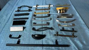 lot 2046 image: Assortment of Cabinet or Drawer Pull Handles.