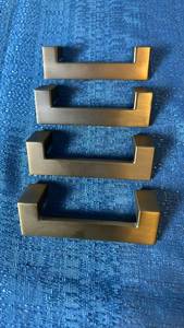 lot 2090 image: Lot of 4 Gold Cabinet or Drawer Pull Handles.