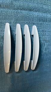 lot 2093 image: Lot of 4 White Plastic Cabinet or Drawer Pull Handles.