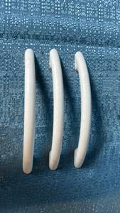 lot 2100 image: Lot of 3 White Plastic Cabinet or Drawer Pull Handles.