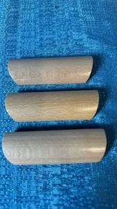 lot 2101 image: Lot of 3 Wooden Cabinet or Drawer Pull Handles.