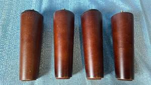 lot 2118 image: Lot of 4 Round Wooden Furniture Legs.