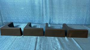 lot 2127 image: Lot of 4 Brown Plastic L-Shaped Furniture Feet.