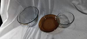 lot 34869 image: Two clear glass kitchen bowls, one glass pie pan