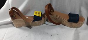 lot 34896 image: Womens size 8 chunk sandals