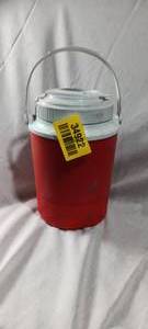 lot 34922 image: Insulated plastic water jug with lid