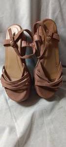 lot 34935 image: Womens size 8 chunk sandals