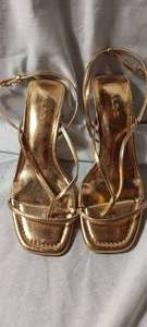 lot 34938 image: Womens size 6 Aldo gold sandal heel