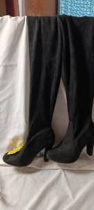 lot 34939 image: Womens thigh-high suede heels size 8