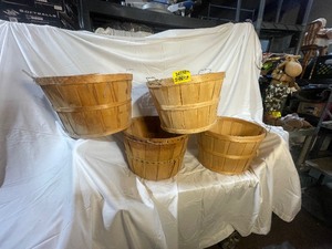 lot 34534 image: Vintage XL Baskets with Christmas wreath