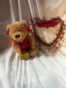 lot 34579 image: Small cute valentine decorations.
