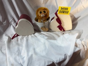 lot 34580 image: Small cute lot of valentines items.