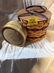 lot 34585 image: Vintage wickered pie carrying cases.