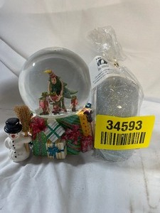 lot 34593 image: Lot of Christmas Snow globe and decorations