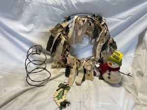 lot 34595 image: Christmas wreath with Christmas decorations.