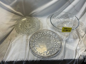 lot 34617 image: Punch bowl, Cookie tray,VeggieFruit tray all vintage glass